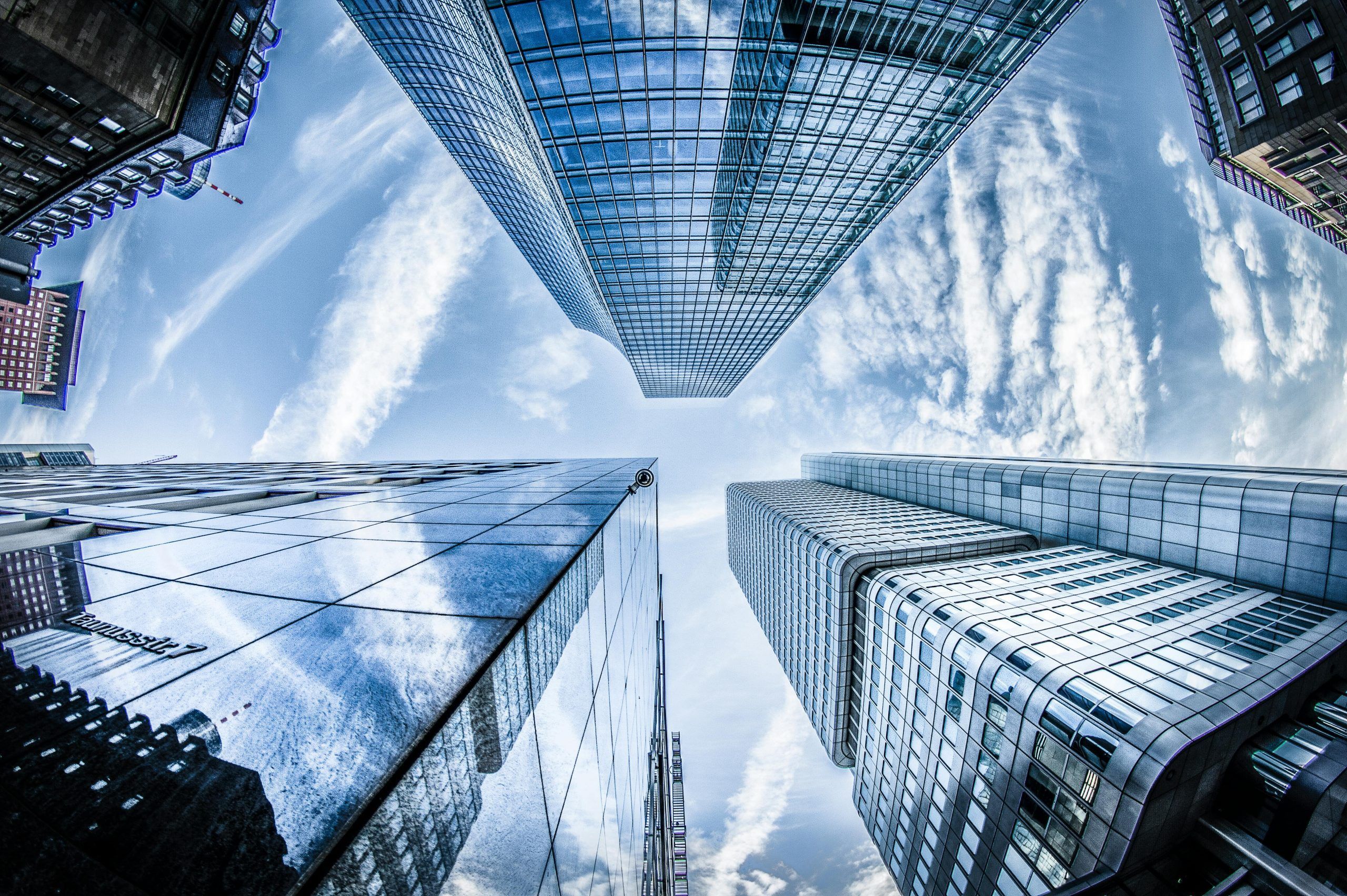 Estructura empresarial holding con gráfico que muestra la relación entre la empresa matriz y las filiales. Estructuras empresariales holding